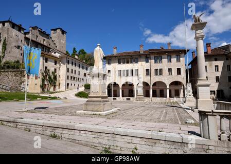 Piazza Maggiore con il Castello di Alboino in background, Feltre, Provincia di Belluno, Veneto, Italia Foto Stock