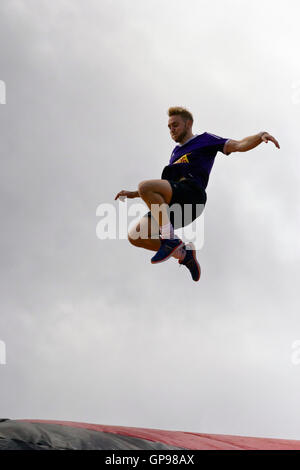 Persona di saltare fuori di un 5m alta piattaforma e a un airbag come parte dell'adrenalina pura razza (per Macmillan), Bristol, 2016. Foto Stock