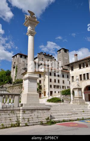 Piazza Maggiore con il Castello di Alboino in background, Feltre, Provincia di Belluno, Veneto, Italia Foto Stock