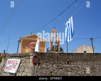 Bandiere greca battenti vicino xantati Chiesa, Corfù, Grecia prima del festival annuale - Panigiri Foto Stock