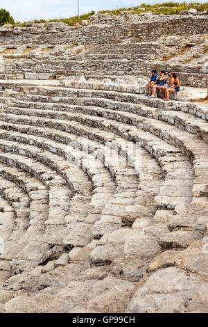 L'Anfiteatro, Segesta sito archeologico, Segesta, in provincia di Trapani, Sicilia, Italia Foto Stock