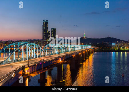 Seul di notte, la Corea del Sud dello skyline della città a ponte Dongjak fiume Han a Seoul , Corea del Sud. Foto Stock