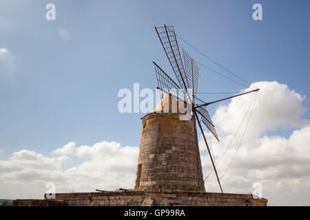 Salina Maria Stella il mulino a vento vicino Trapani, Sicilia, Italia Foto Stock