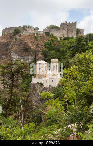 Torretta Pepoli e Castello di Venere dietro, Erice, vicino Trapani, Sicilia, Italia Foto Stock