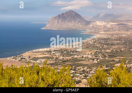 Vista del Monte Cofano e il golfo di Bonagia, da Erice, in Sicilia, Italia Foto Stock