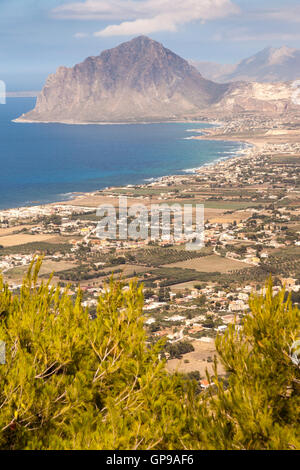 Vista del Monte Cofano e il golfo di Bonagia, da Erice, in Sicilia, Italia Foto Stock