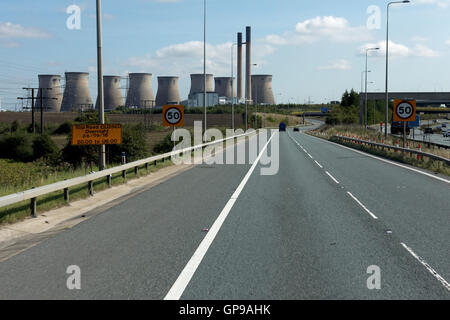 Corsia centrale vista di ferrybridge power station,knottingley,yorkshire, Regno Unito. Foto Stock