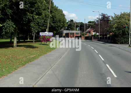 Asfalto a due vie per strada di ingresso villaggio di purston jaglin,pontefract,yorkshire Foto Stock