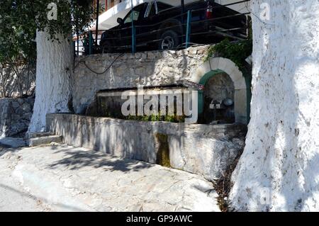 Vecchia fontana di pietra nella campagna per il cretese Foto Stock