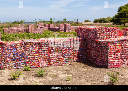 Plastica riciclata flacone tops, Mozia, Sicilia, Italia Foto Stock