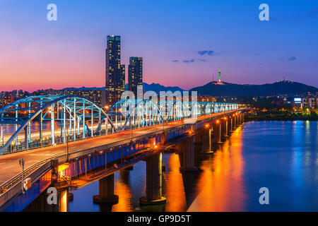 Corea,Seoul durante la notte, la Corea del Sud dello skyline della città a ponte Dongjak fiume Han a Seoul , Corea del Sud. Foto Stock