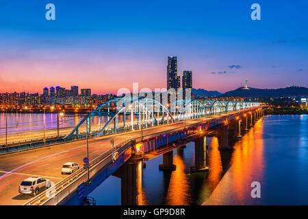 Dongjak Bridge e il fiume Han nella città di Seoul , Corea del Sud. Foto Stock