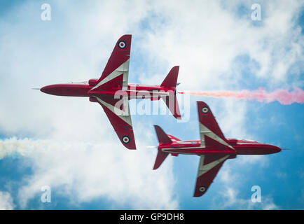 Le frecce rosse eseguire a Chatsworth Country Fair a Chatsworth House nel Derbyshire. Foto Stock