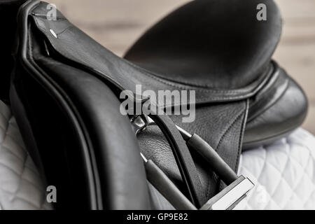 Usato il nero dressage equitazione sella con sella bianco pad e profondità di campo Foto Stock