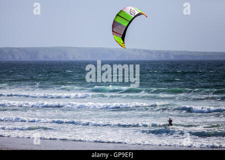 Il kite surf sulla spiaggia Newgale, Pembrokeshire Foto Stock