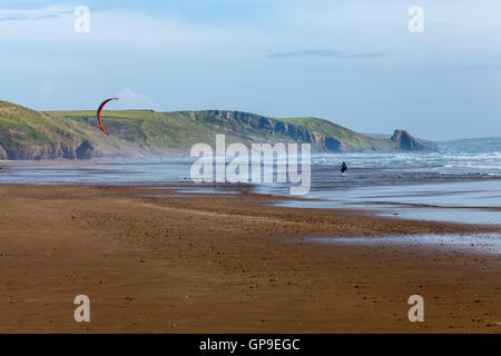 Il kite surf sulla spiaggia Newgale, Pembrokeshire Foto Stock