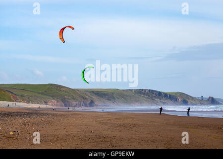 Il kite surf sulla spiaggia Newgale, Pembrokeshire Foto Stock