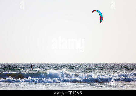 Il kite surf sulla spiaggia Newgale, Pembrokeshire Foto Stock