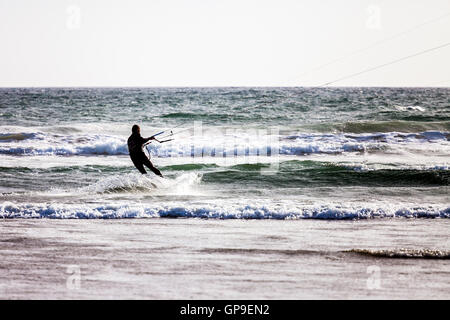 Il kite surf sulla spiaggia Newgale, Pembrokeshire Foto Stock