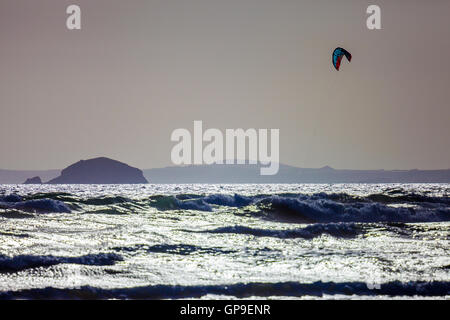 Il kite surf sulla spiaggia Newgale, Pembrokeshire Foto Stock