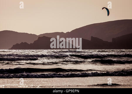 Il kite surf sulla spiaggia Newgale, Pembrokeshire Foto Stock