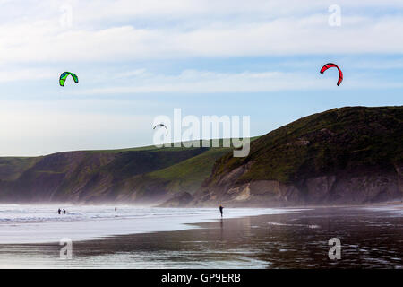 Il kite surf sulla spiaggia Newgale, Pembrokeshire Foto Stock