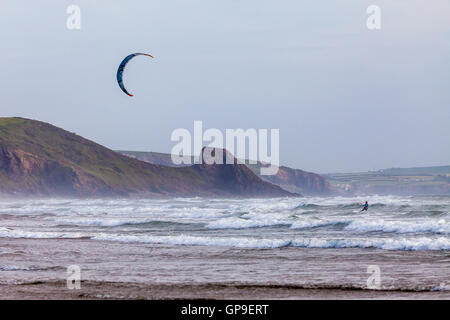 Il kite surf sulla spiaggia Newgale, Pembrokeshire Foto Stock