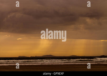 Raggi di sole sul mare in Pembrokeshire, Galles. Foto Stock