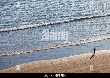 Camminare sulla spiaggia a Newgale, Pembrokeshire Foto Stock