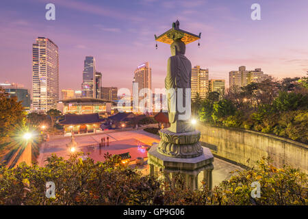 Tempio Bongeunsa dello skyline del centro nella città di Seoul, Corea del Sud. Foto Stock