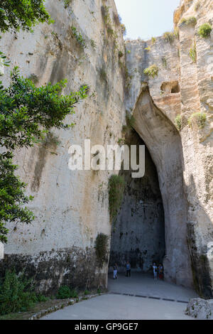 Ingresso alla caverna conosciuta come l'Orecchio di Dionisio nel parco archeologico in Syracause, Sicilia Foto Stock