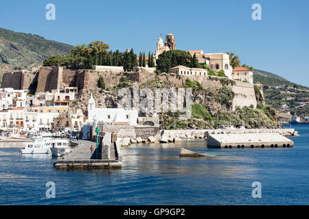 La vista del porto di Lipari, Isole Eolie vicino la Sicilia, Italia Foto Stock