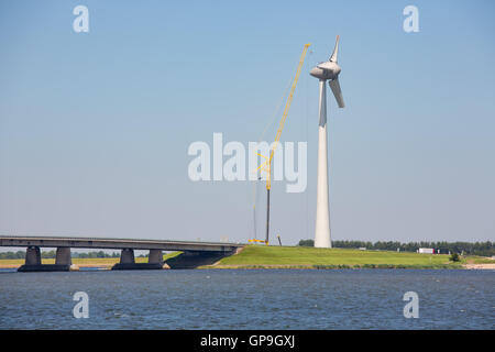 Sito in costruzione nuovi windturbine olandese vicino a ponte di cemento Foto Stock