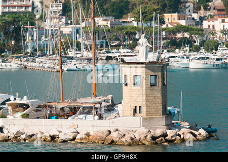 La statua della Madonna nel porto di Casamicciola Ischia Foto Stock