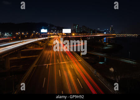 Il traffico di velocità - percorsi di luce sull'autostrada autostrada di notte a Seul, Corea del Sud Foto Stock