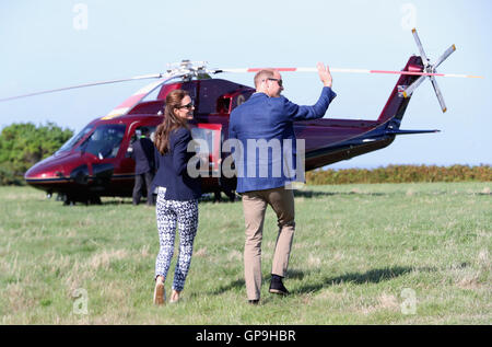 Il Duca e la Duchessa di Cambridge lasciare dopo aver visitato il centro della comunità sull'isola di St Martin's durante la loro visita alle Isole Scilly. Foto Stock