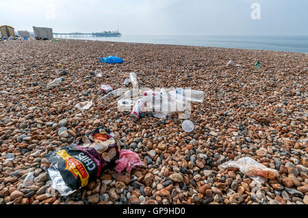 Rifiuti sinistra la mattina dopo dopo una giornata sulla spiaggia di Brighton Foto Stock