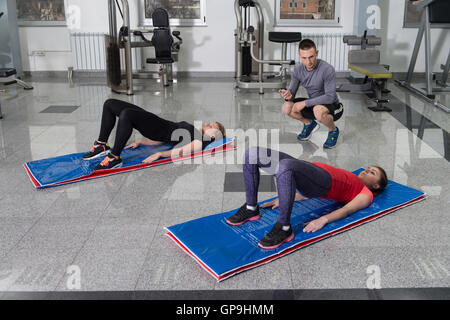 Gruppo di atleti stretching prima di iniziare una sessione di allenamento Foto Stock