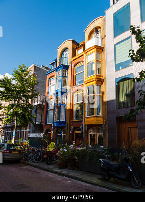 Un dipinto luminosamente house di Amsterdam, Paesi Bassi Foto Stock