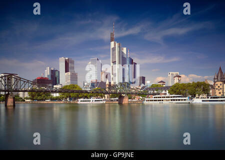 Frankfurt am Main. Immagine della skyline di Francoforte durante la giornata di sole. Foto Stock