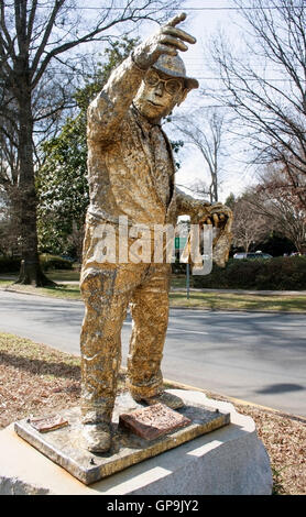 La "Statua dell'uomo del traffico" è in realtà un soprannome affettuoso per una statua in onore di un eccentrico locale di nome Hugh McManaway. Foto Stock