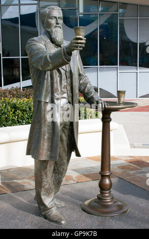 Immergiti nella storia della Coca-Cola, dalla sua formula segreta agli annunci e alle bevande vintage da tutto il mondo in questo museo di Atlanta. Foto Stock