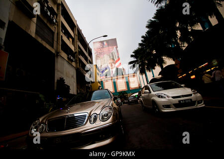 Auto al di fuori del centro commerciale di Kuala Lumpur in Malesia Foto Stock