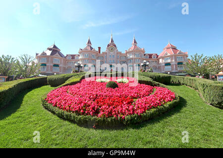 Marne-La-Vallée, Francia. Giugno 26th, 2011. Disneyland Hotel e ingresso al Parco Disneyland Parigi con fiori a forma di Mickey. Foto Stock