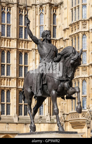 Statua di Riccardo I di Inghilterra, Riccardo Cuor di Leone al di fuori del Palazzo di Westminster a Londra England Regno Unito Regno Unito Foto Stock