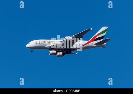 Emirates Airbus A380 volando verso l'aeroporto di Londra Heathrow, Londra England Regno Unito Regno Unito Foto Stock