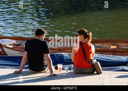 Le persone che si godono la giornata di sole su Richmond Riverside, Londra England Regno Unito Regno Unito Foto Stock