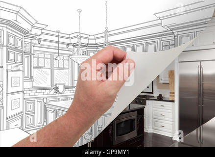 Maschio lato girando le pagine di cucina personalizzato disegno alla fotografia finita sotto. Foto Stock