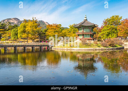 Autunno di Gyeongbokgung Palace a Seoul, Corea. Foto Stock