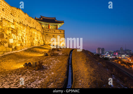Corea,Tramonto a Fortezza di Hwsaeong in Suwon, Corea del Sud. Foto Stock
